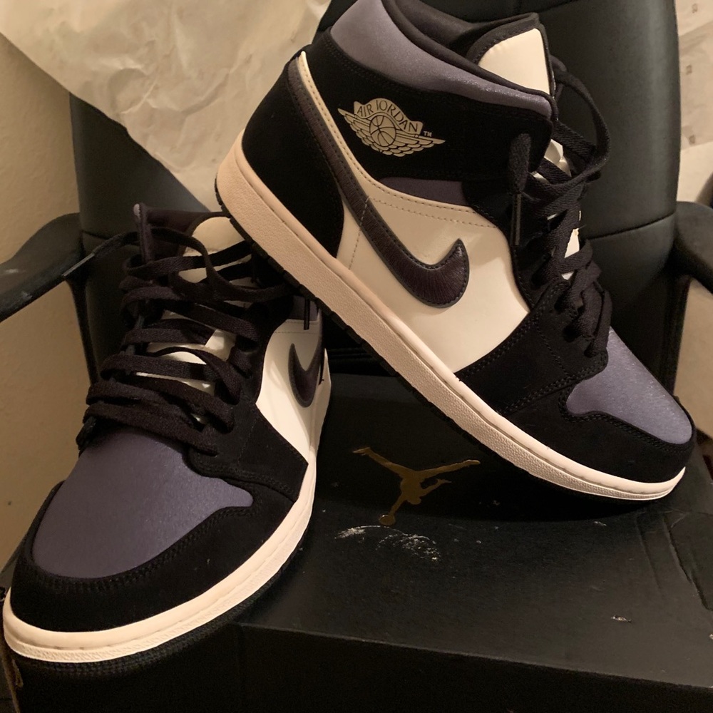 Selling or trading my airjordans 1 Satin Smoke